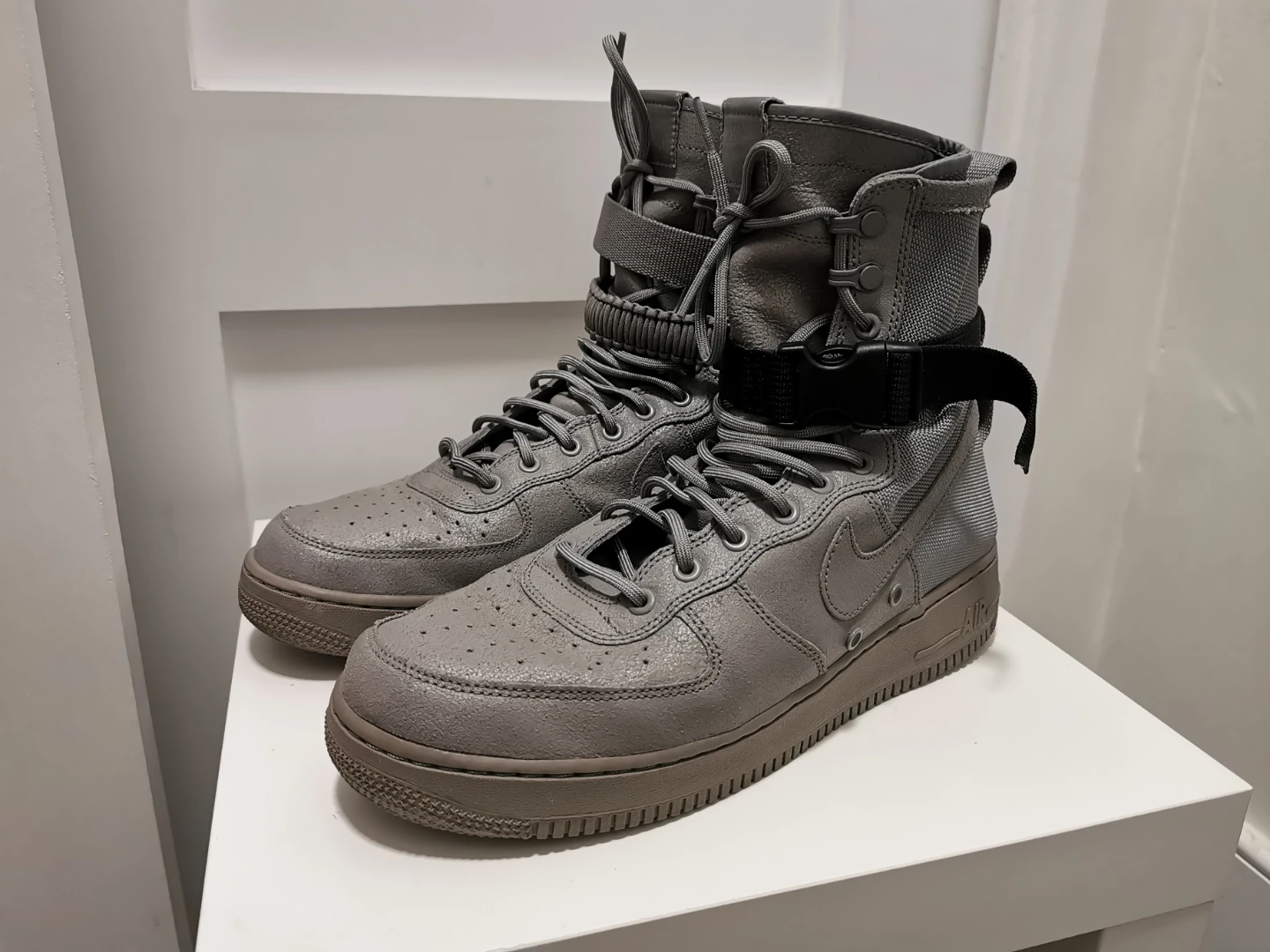 Nike Air Force 1 SF QS Dust Grey High Top Boots size 11.5