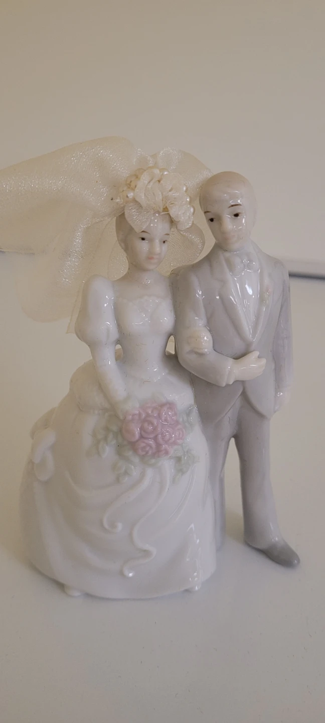 1986 Enesco Wedding Figurine Cake Topper (Love Song)