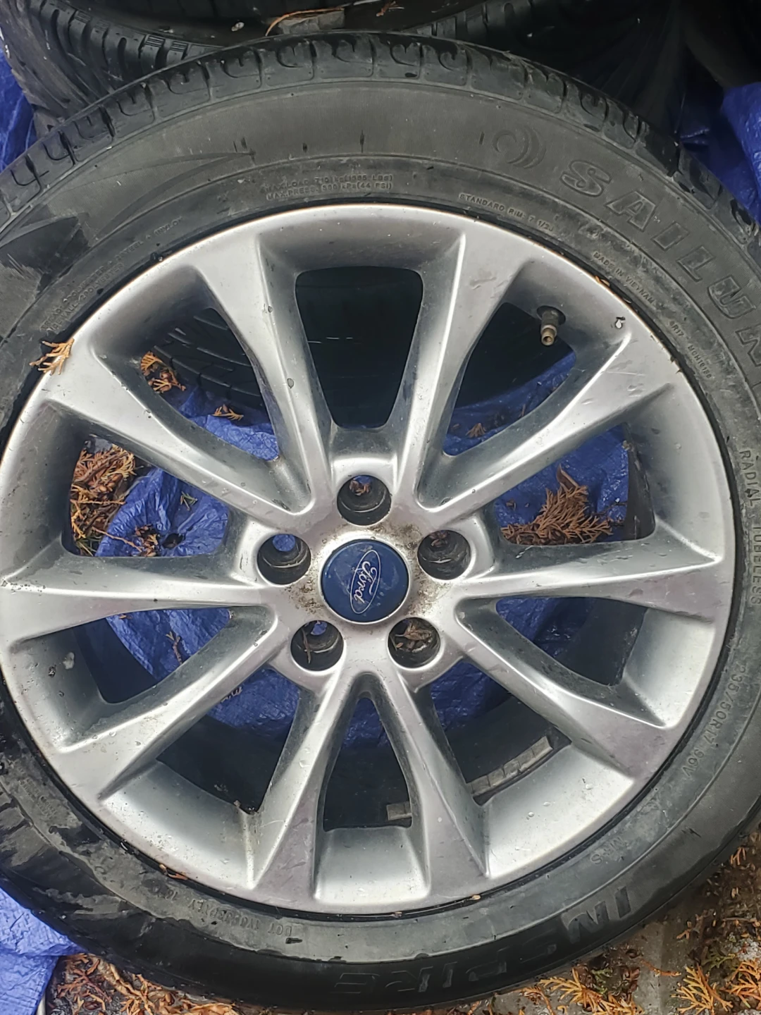 Ford Alloy Wheel with Tire 235/50R17