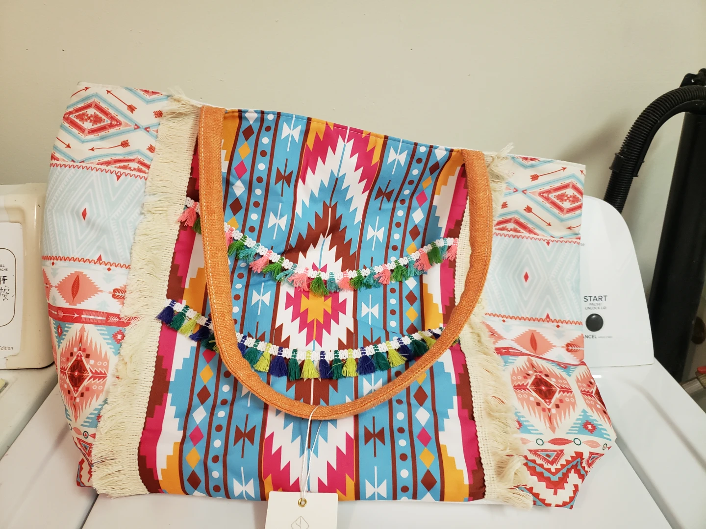 Brndnew Styline! Large Aztec Print Beach with Tassel Accent