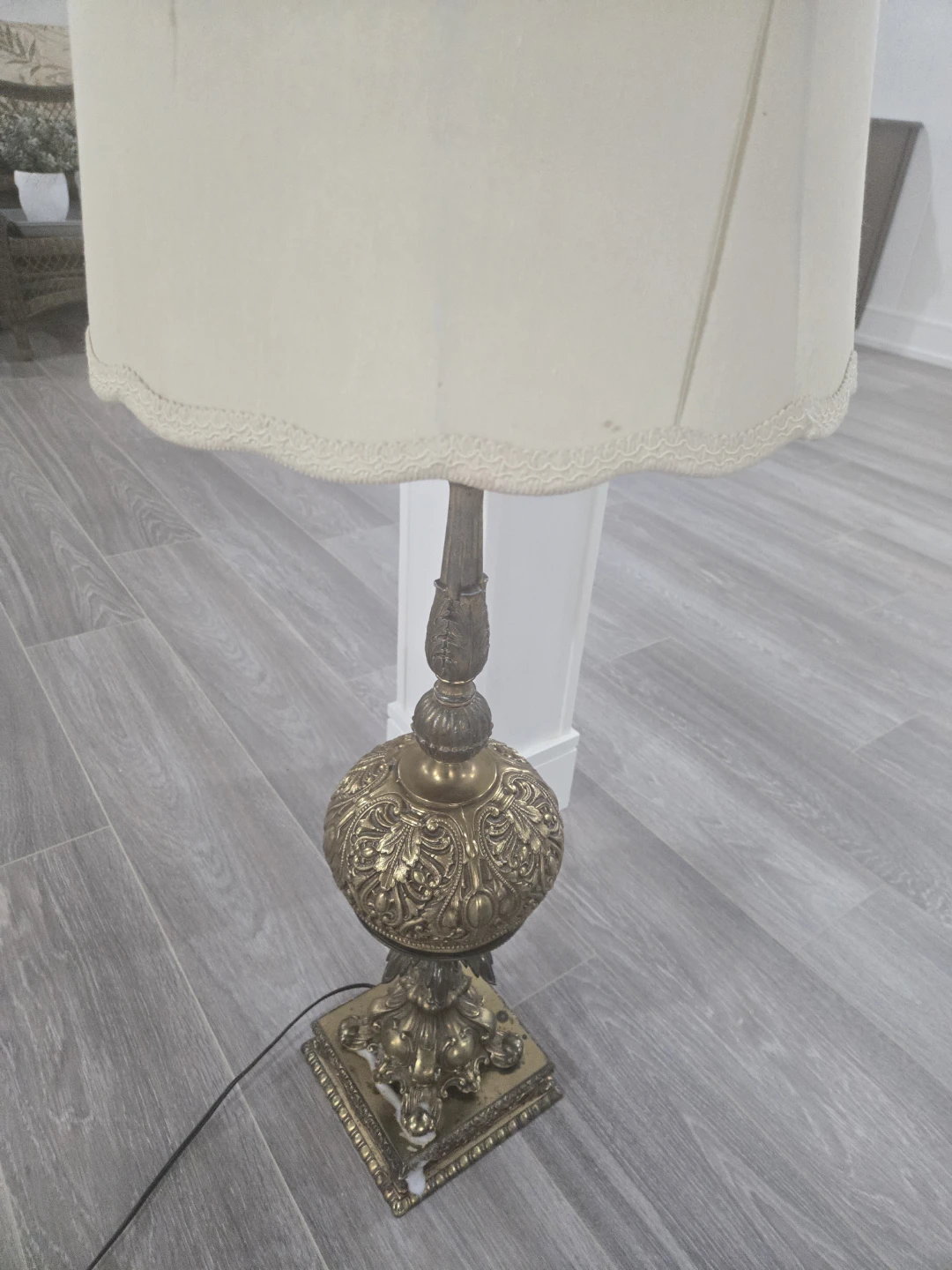 Vintage Ornate Brass Table Lamp with Cream Shade - photo 5