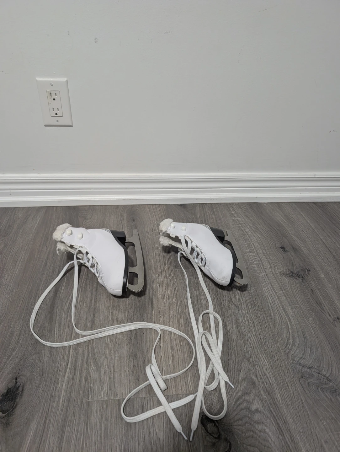 White Figure Skates with Fur Lining $25 - photo 2