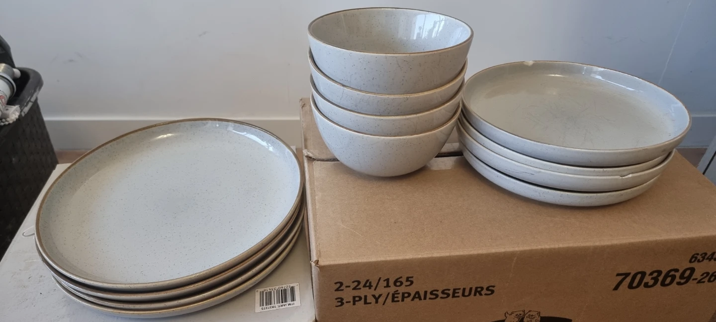 Set of 4 speckled ceramic plates and 4 bowls