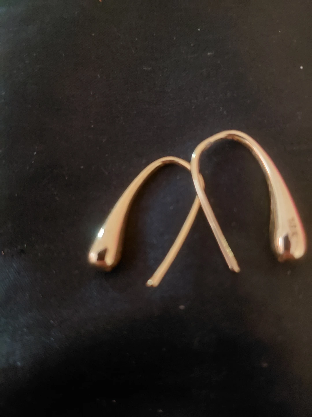 18k gold tear drop earrings and are new ✨️