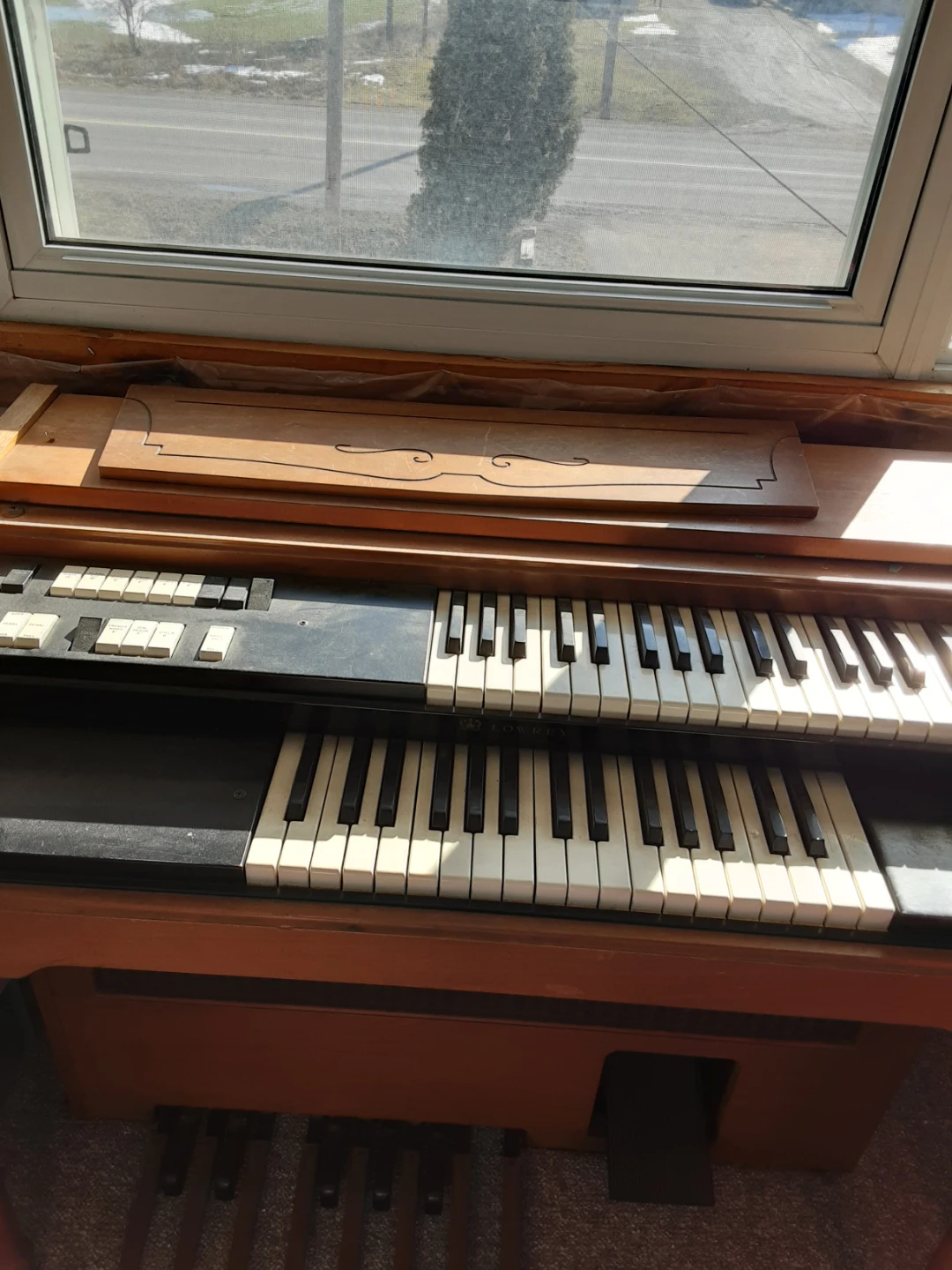 Vintage Electronic Organ with Pedals