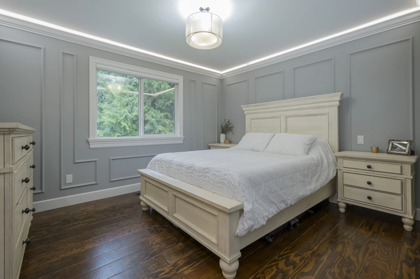 Off-white full bedroom set