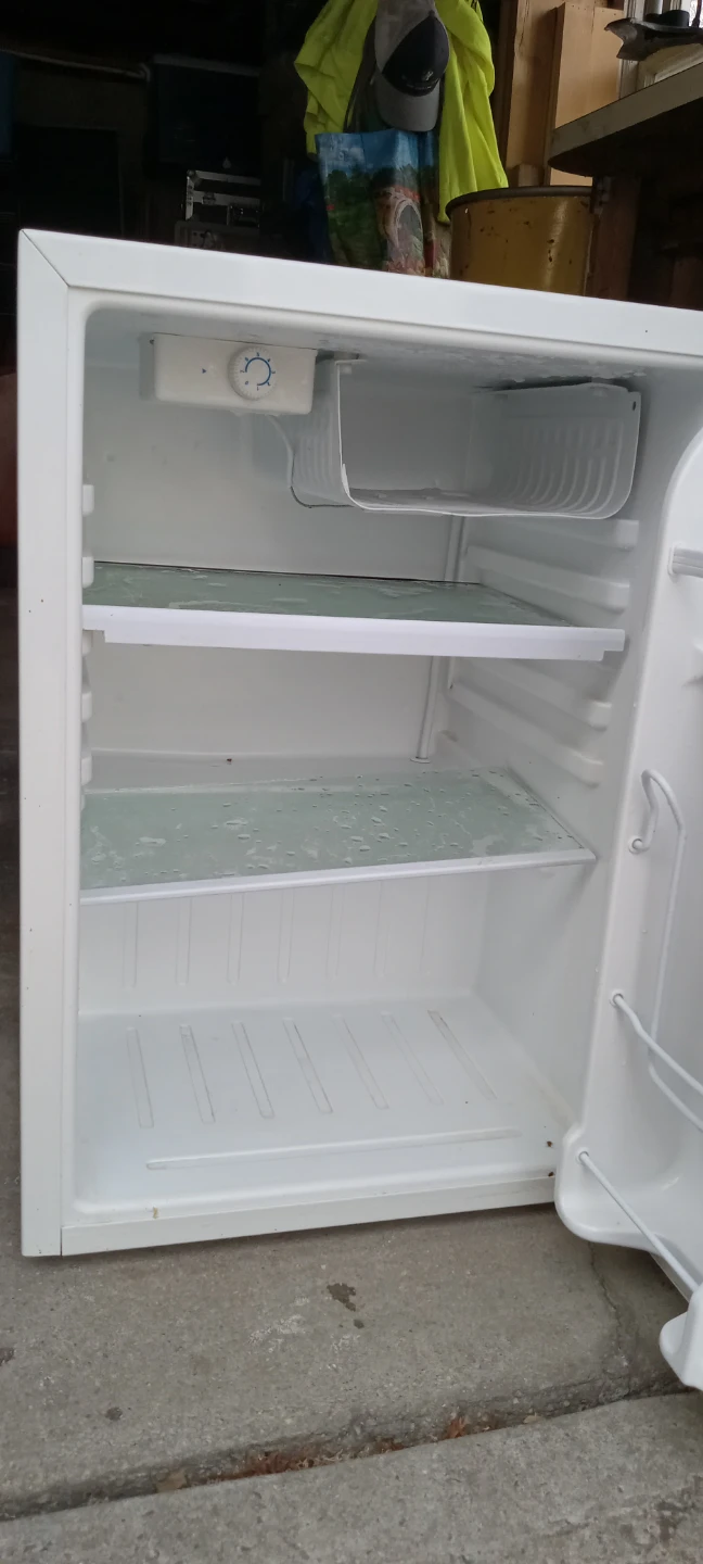 Free ,gratis White Compact Mini Refrigerator - photo 3