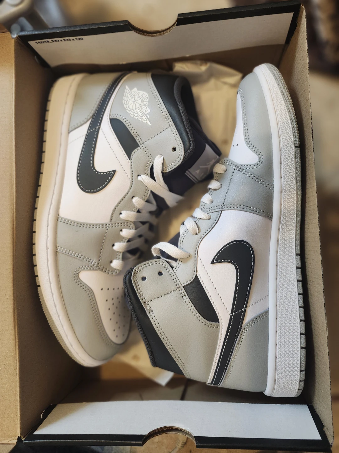 Air Jordan 1 Mid SE 'Light Smoke Grey' Sneakers - US 9.5$100 - photo 2