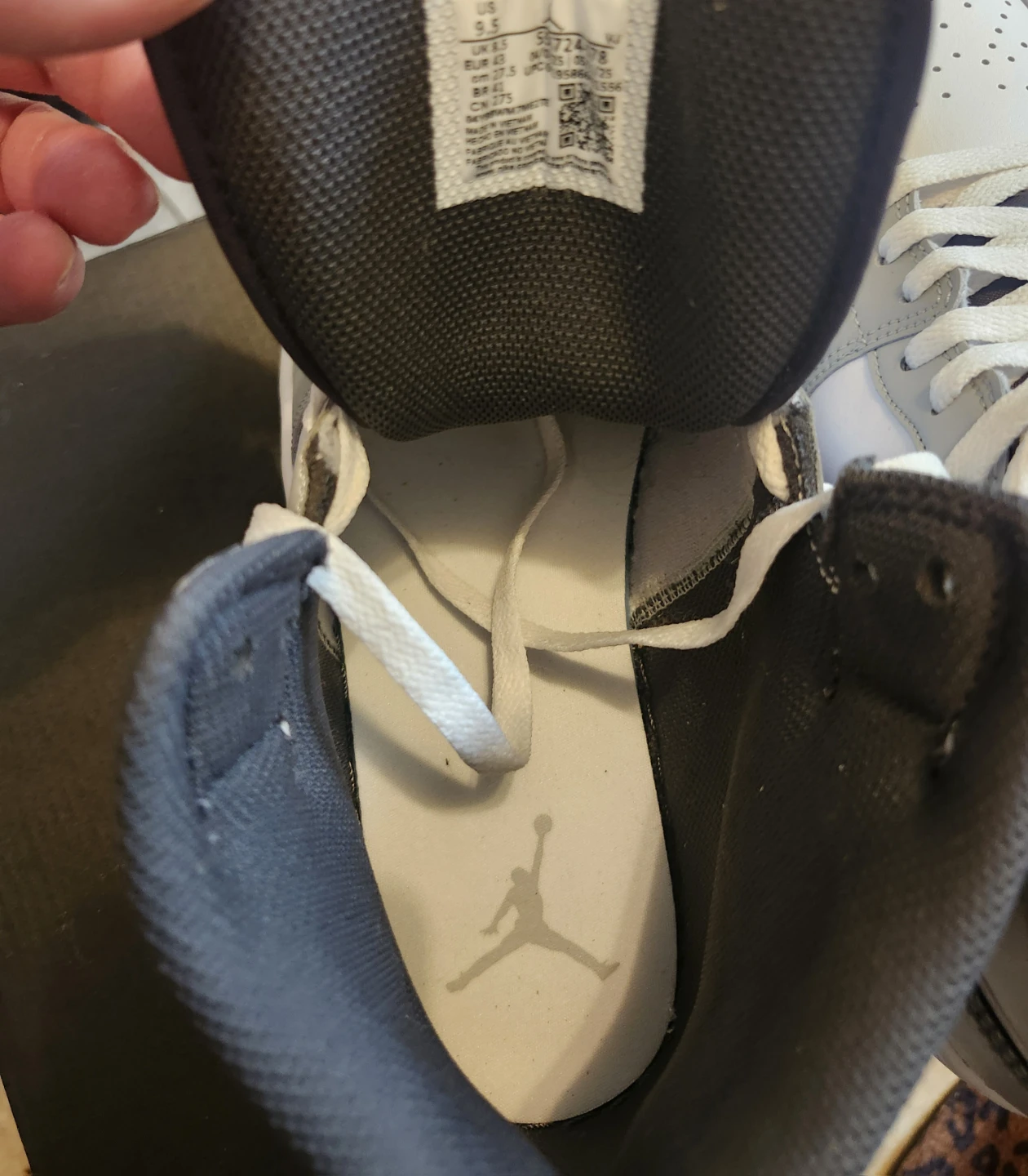 Air Jordan 1 Mid SE 'Light Smoke Grey' Sneakers - US 9.5$100 - photo 4