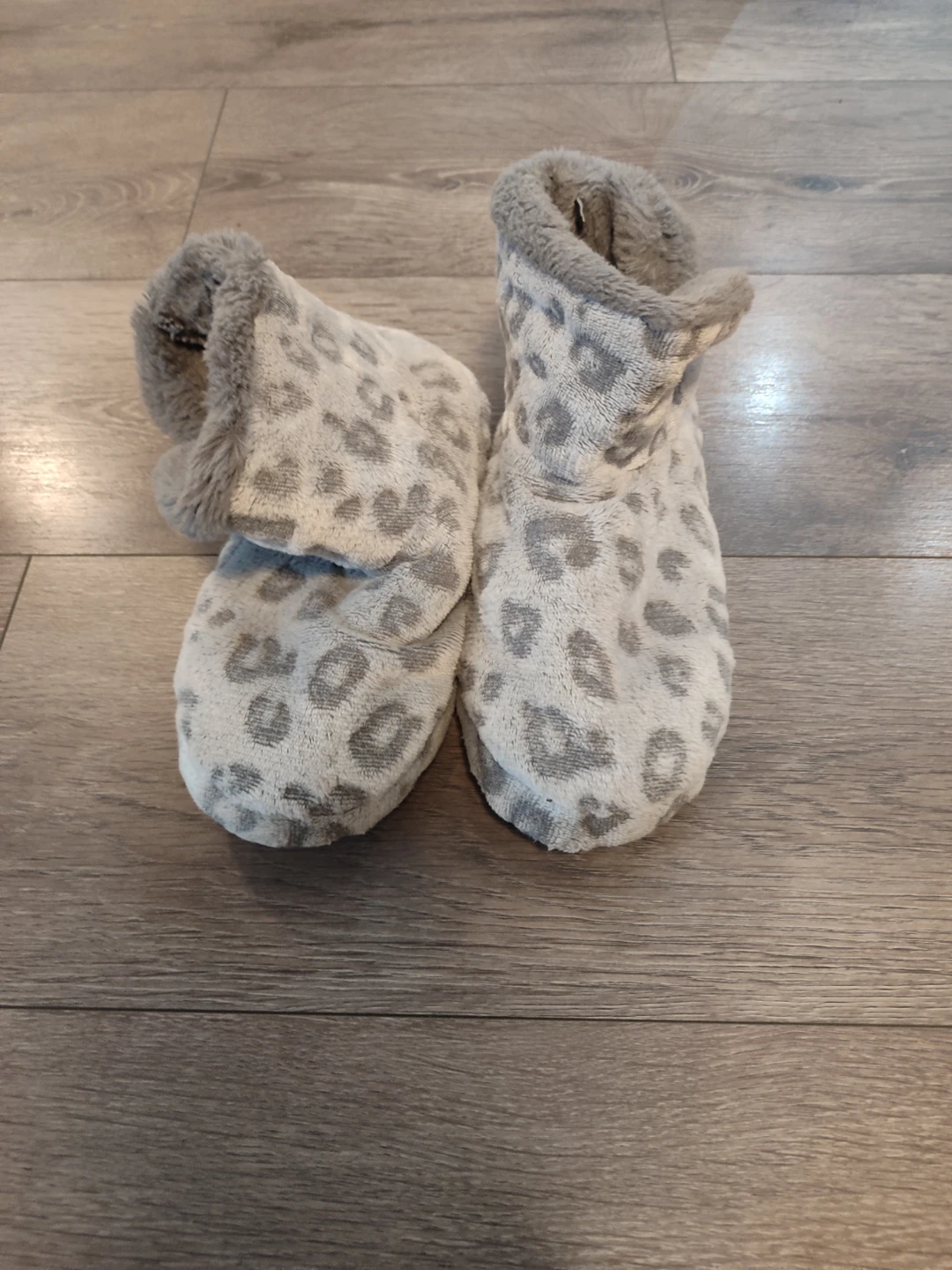 Women's Grey Leopard Print Fuzzy Slippers