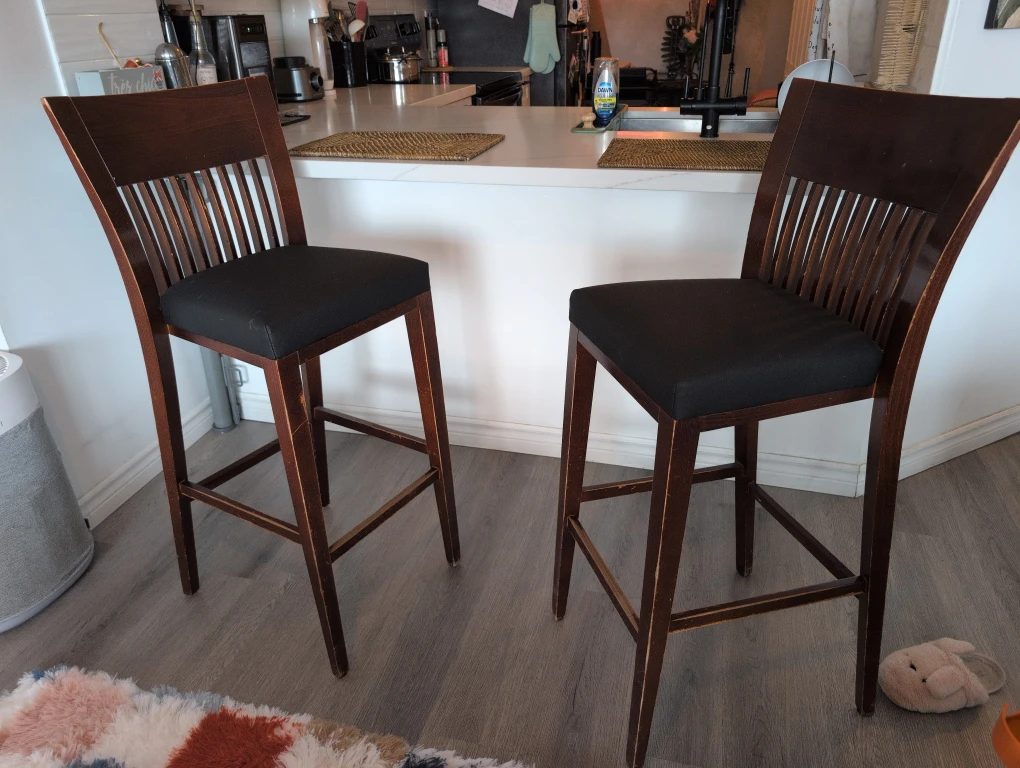 Set of 2 Wooden Bar Stools with Black Cushions - photo 2
