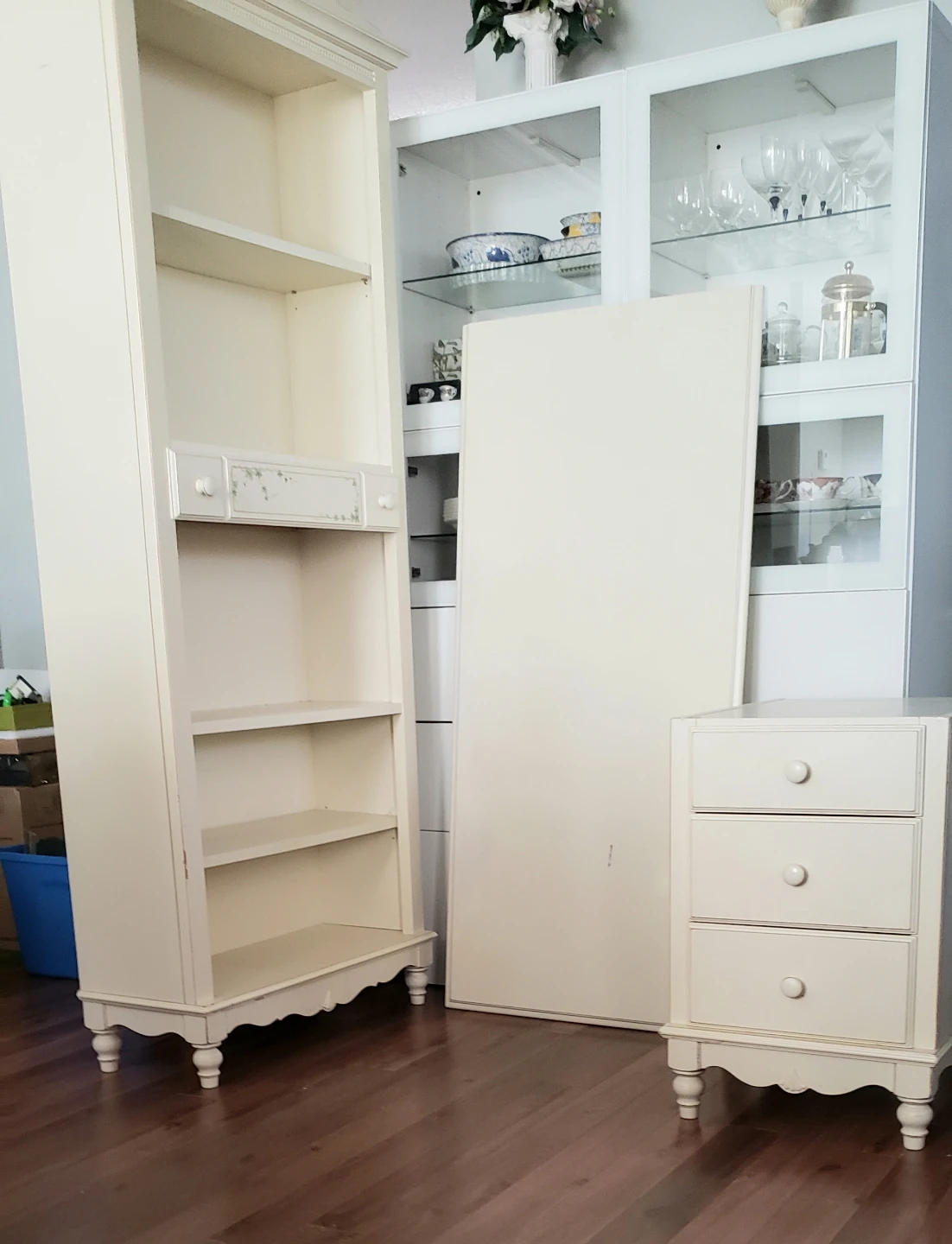 Charming desk and bookshelf combo - photo 2