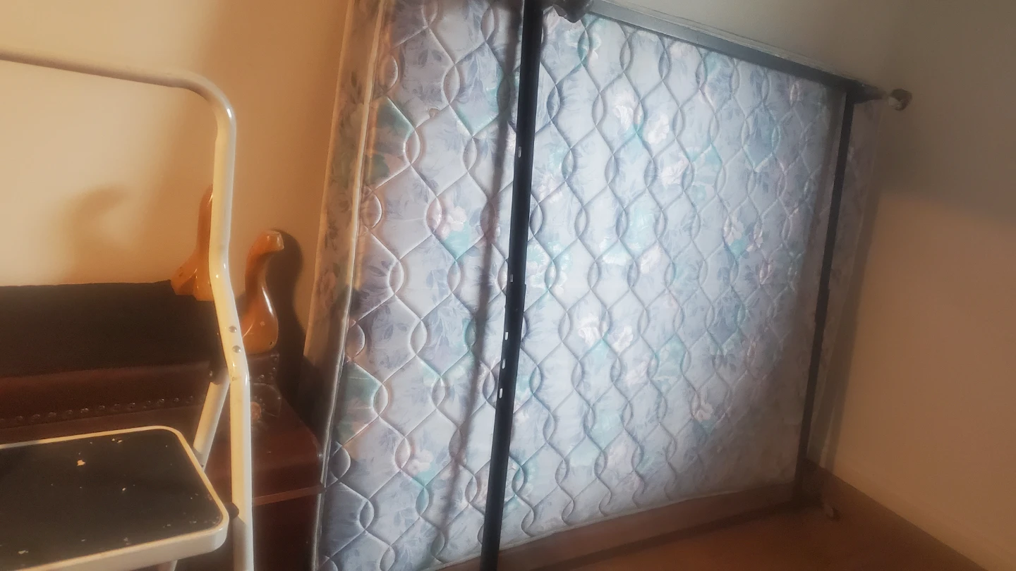 Rail queen mattress