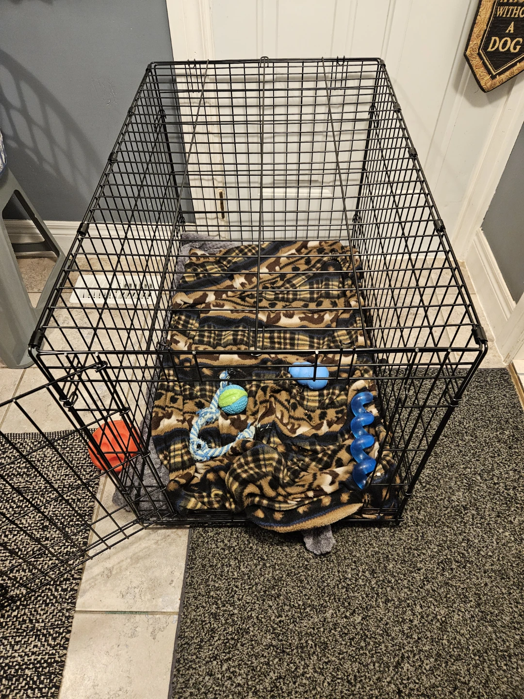 Wire Dog Crate with slide out tray. - photo 3