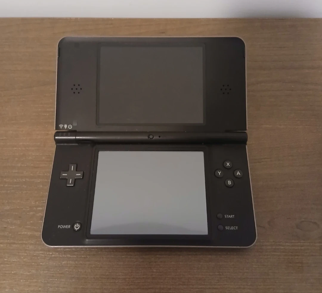 Nintendo DSi XL - photo 3