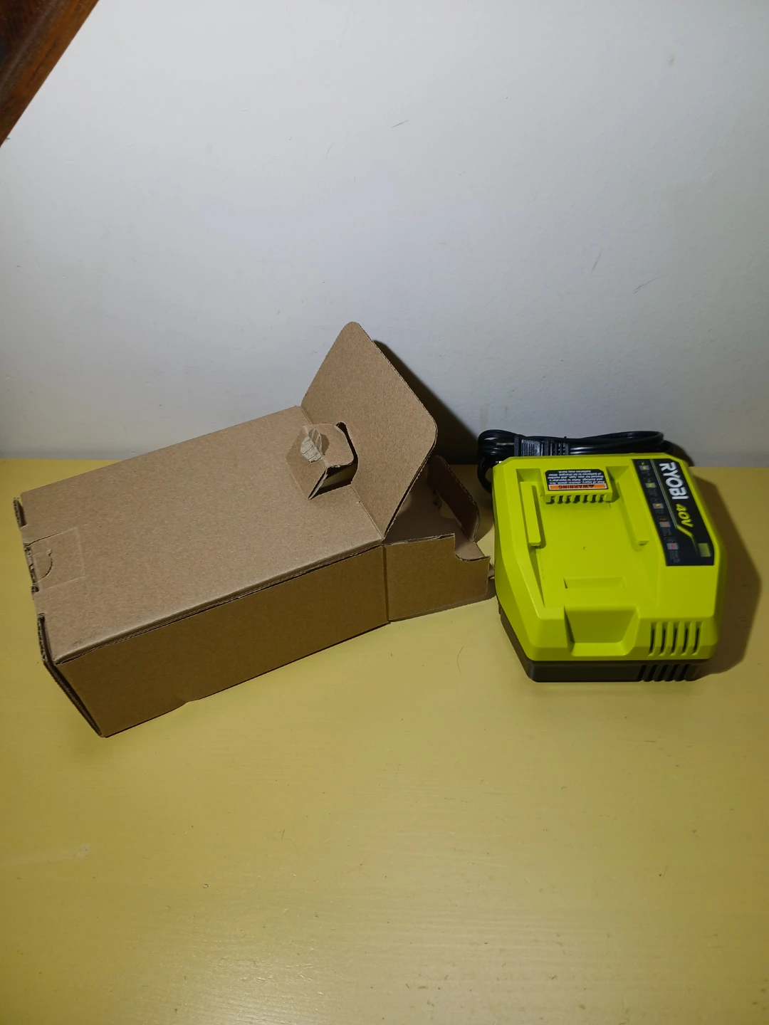RYOBI 40V Lithium-Ion Fast Charger - photo 2