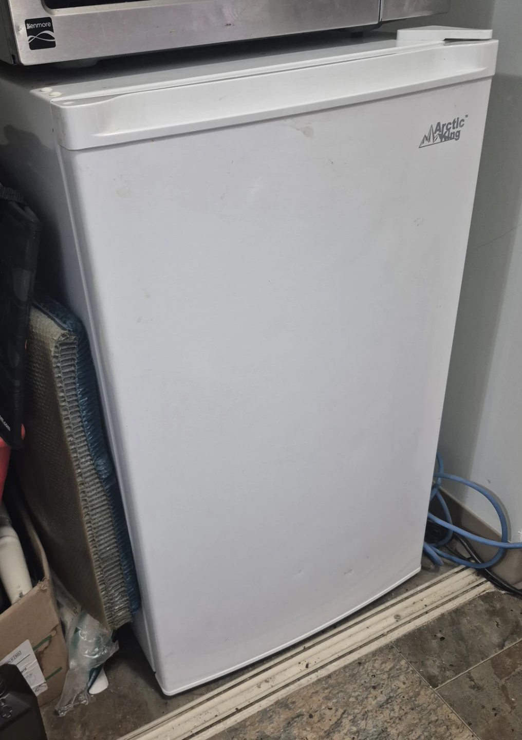 Arctic King White Compact Refrigerator - photo 2