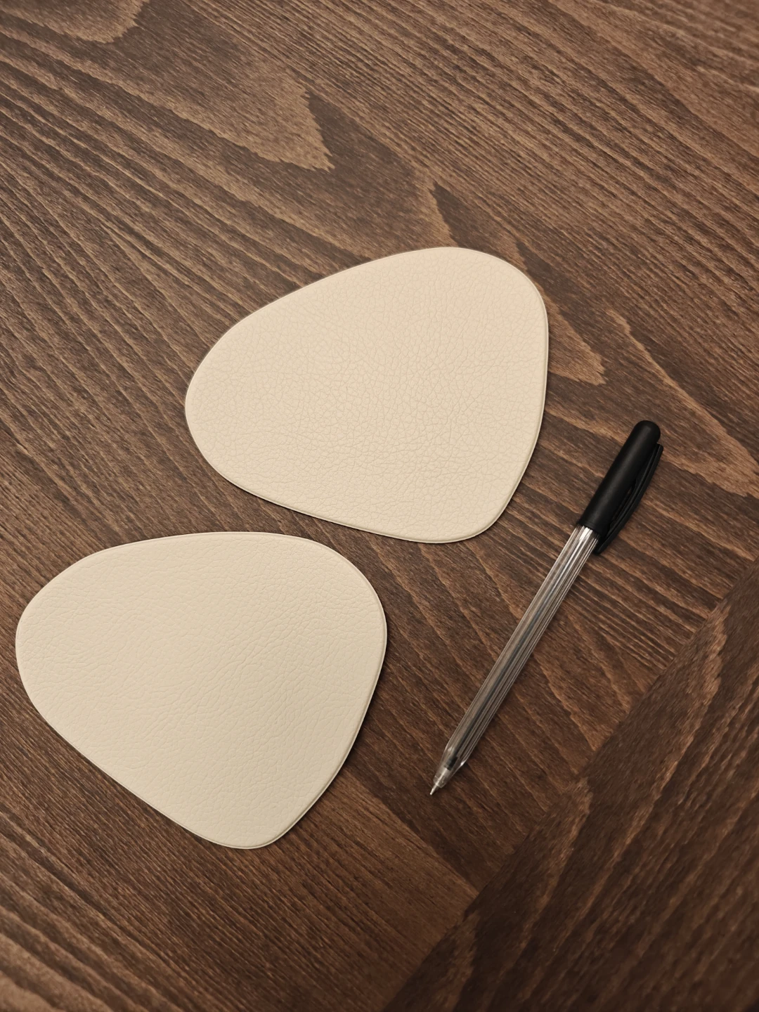 Set of 2 Beige Faux Leather Coasters 🧡