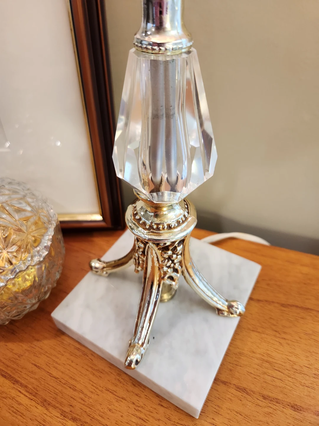 DELIGHTFUL 1950's lamp with CLASSIC TOLE patterned shade! - photo 2