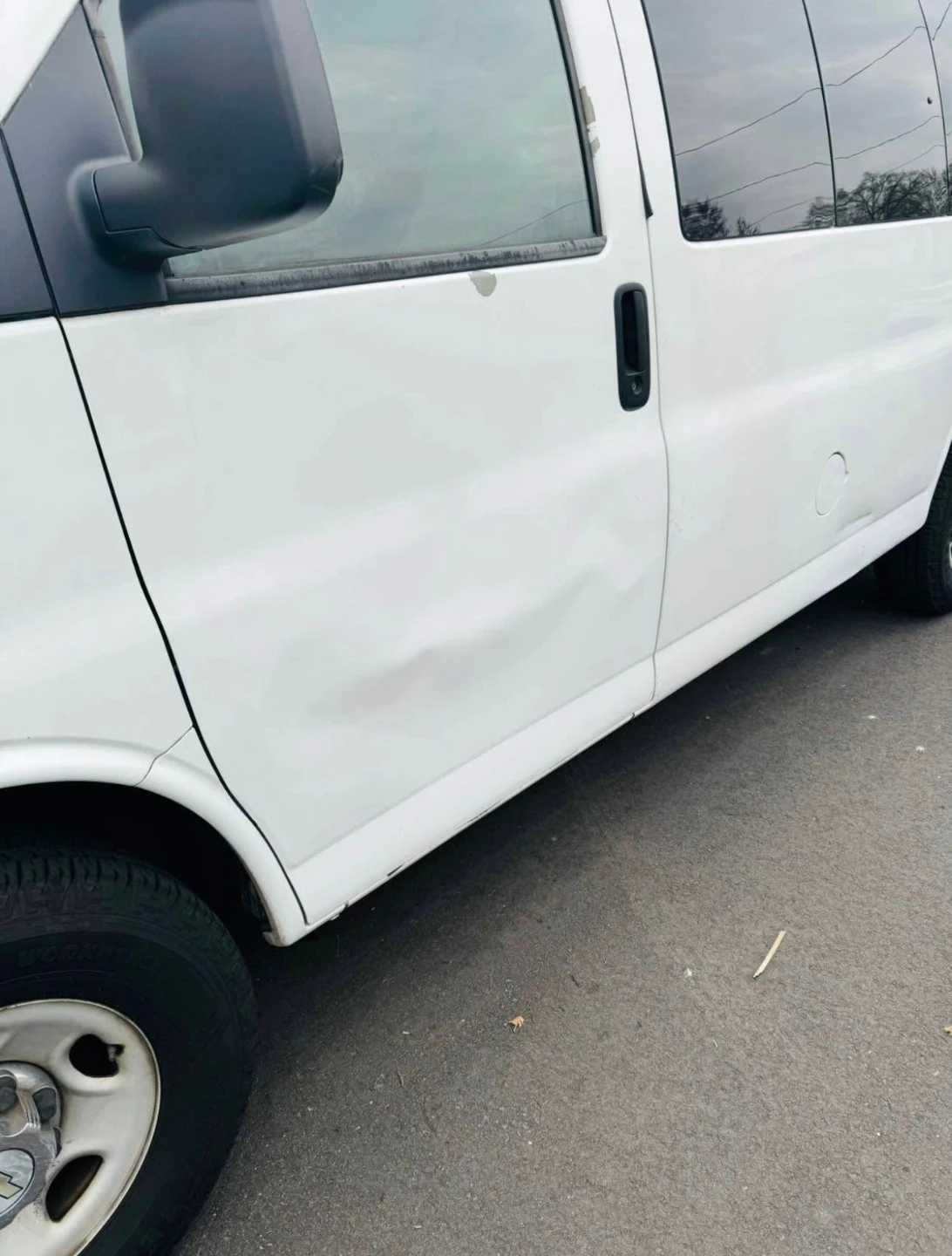 White Chevrolet Express Van - photo 5
