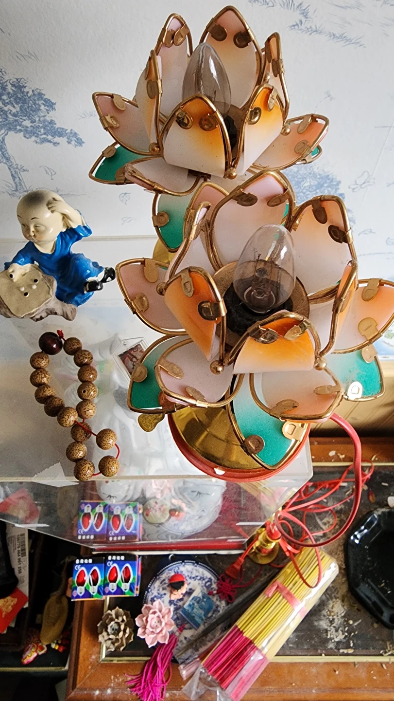 Porcelain Guanyin statue and accessories. - photo 2
