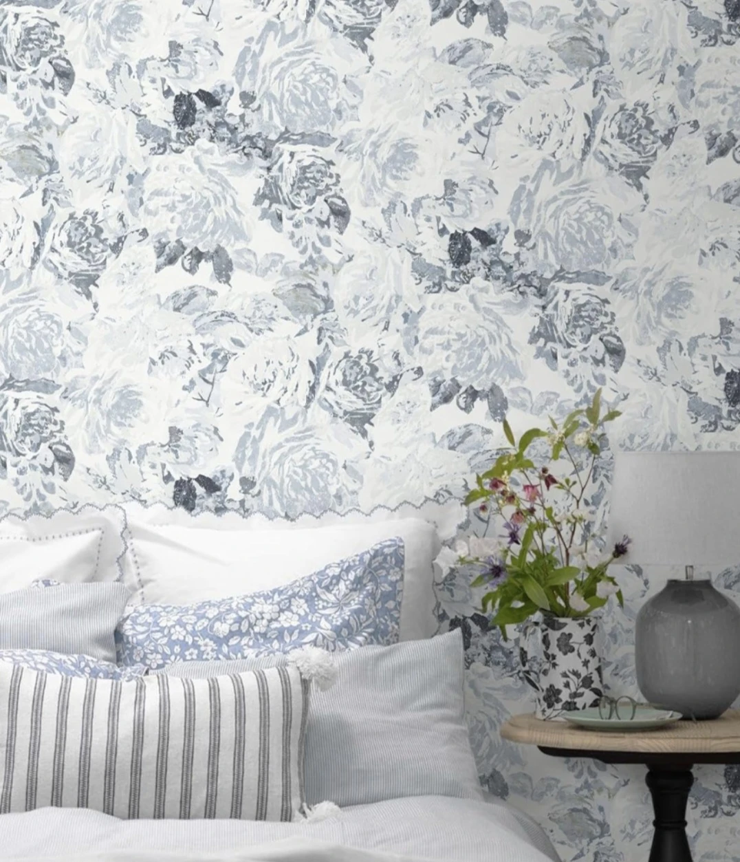 Blue White Large-Floral Peel & Stick Wallpaper 197"x17.3" - photo 5