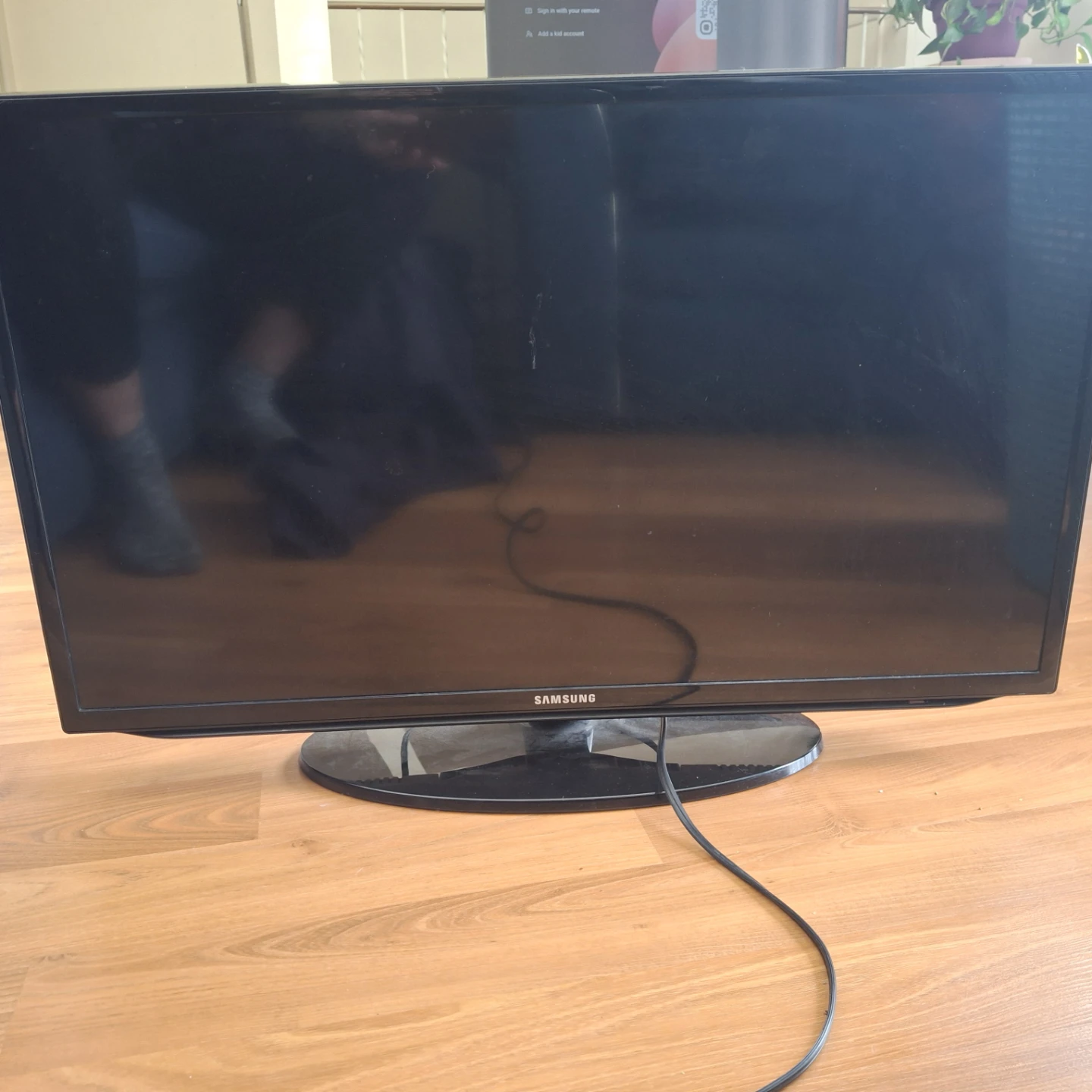 Older Samsung 32" Smart TV good for gaming or computer