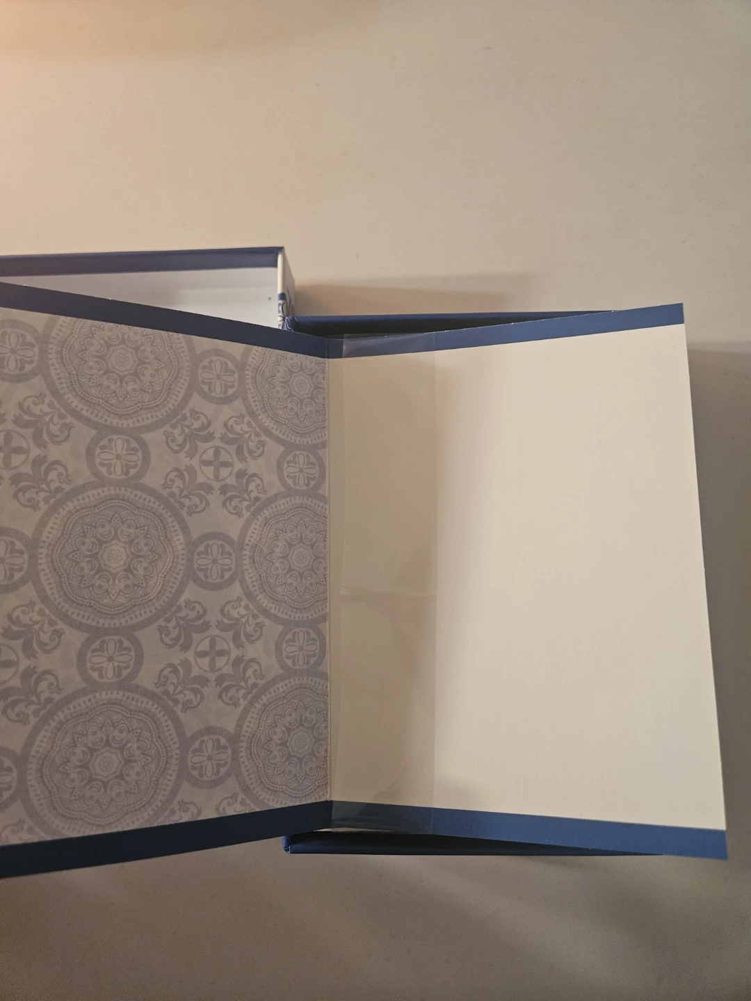 Box with cards with "M" decoration and envelopes - photo 3