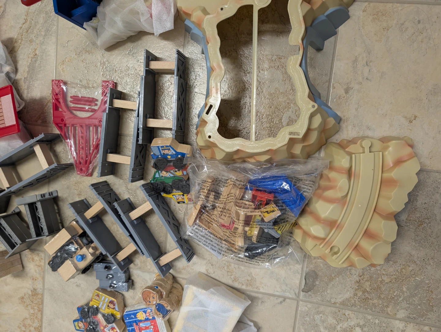 KidKraft Metropolis Train Set (tracks and accessories only) - photo 2