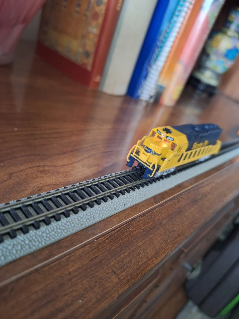 N Scale Santa Fe Diesel Locomotive Model Train - photo 2