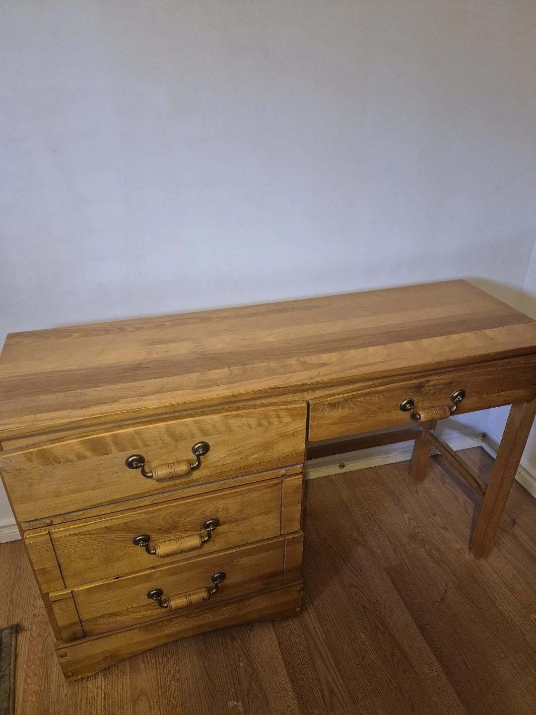 Wooden Desk with Drawers 🥕