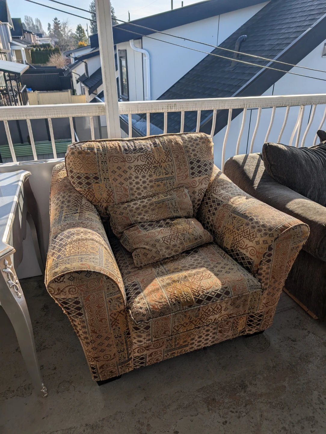 Patterned accent armchair