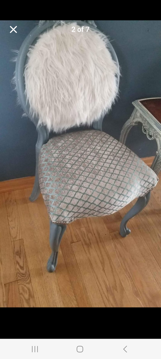 Vintage Accent Table with Ornate Legs - photo 2
