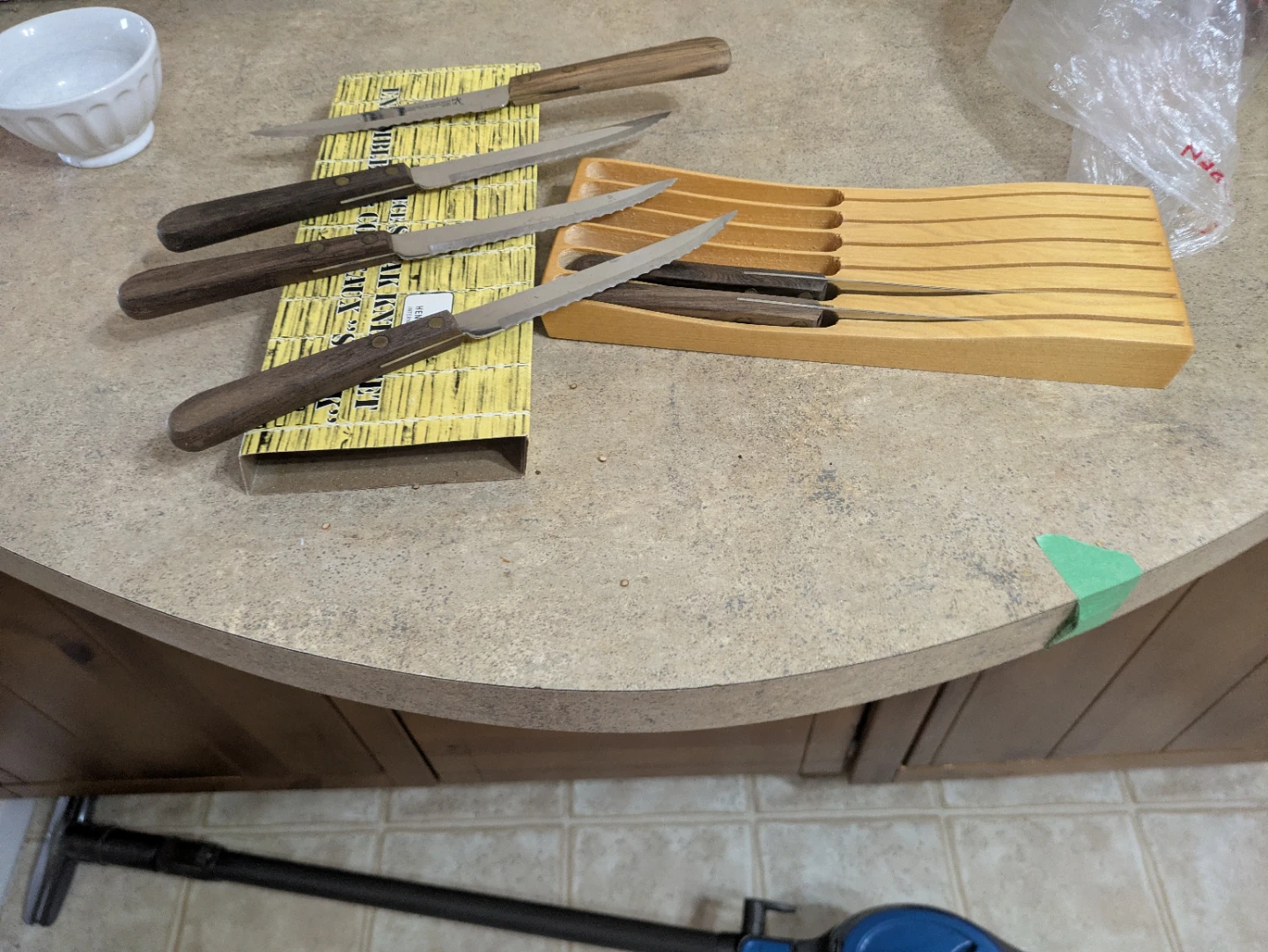 Set of 4 Serrated Steak Knives with Wooden Block Holder