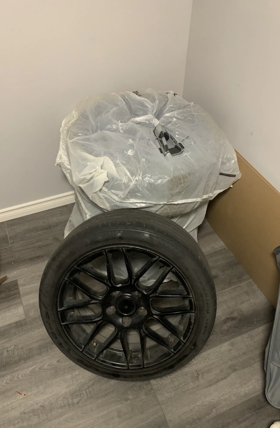 Black Alloy Wheels with 225/45ZR18 95W Tires