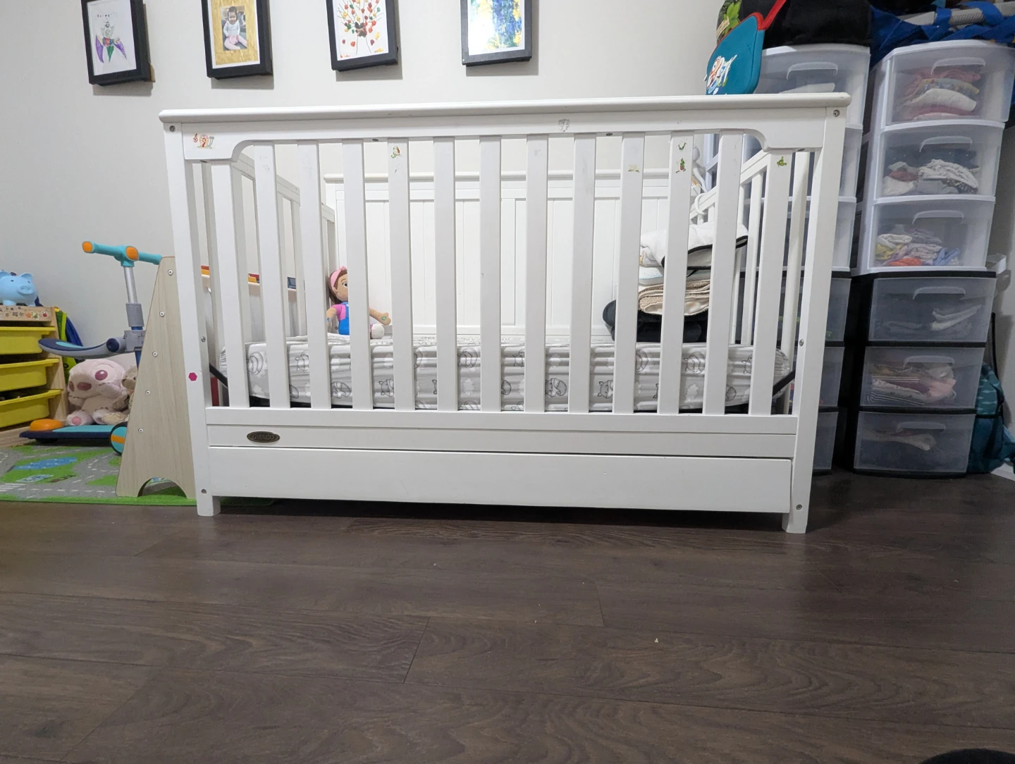 (Free) Used White Baby Crib with Storage Drawer