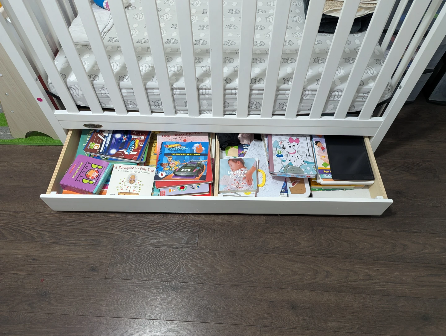 (Free) Used White Baby Crib with Storage Drawer - photo 2