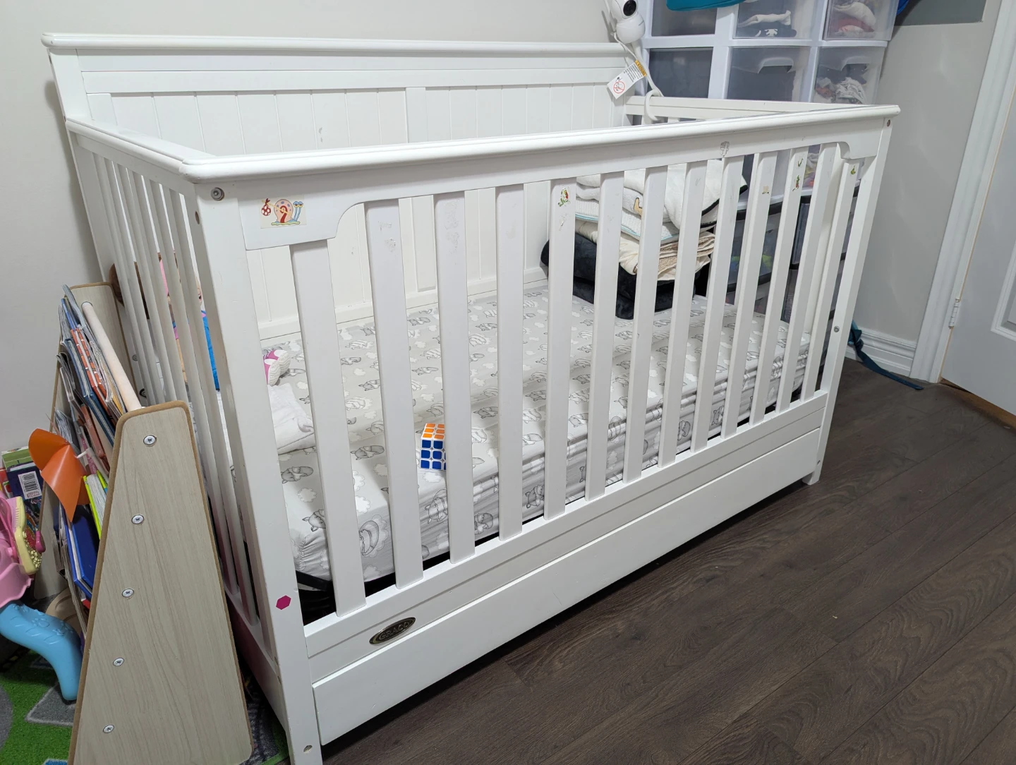 (Free) Used White Baby Crib with Storage Drawer - photo 4