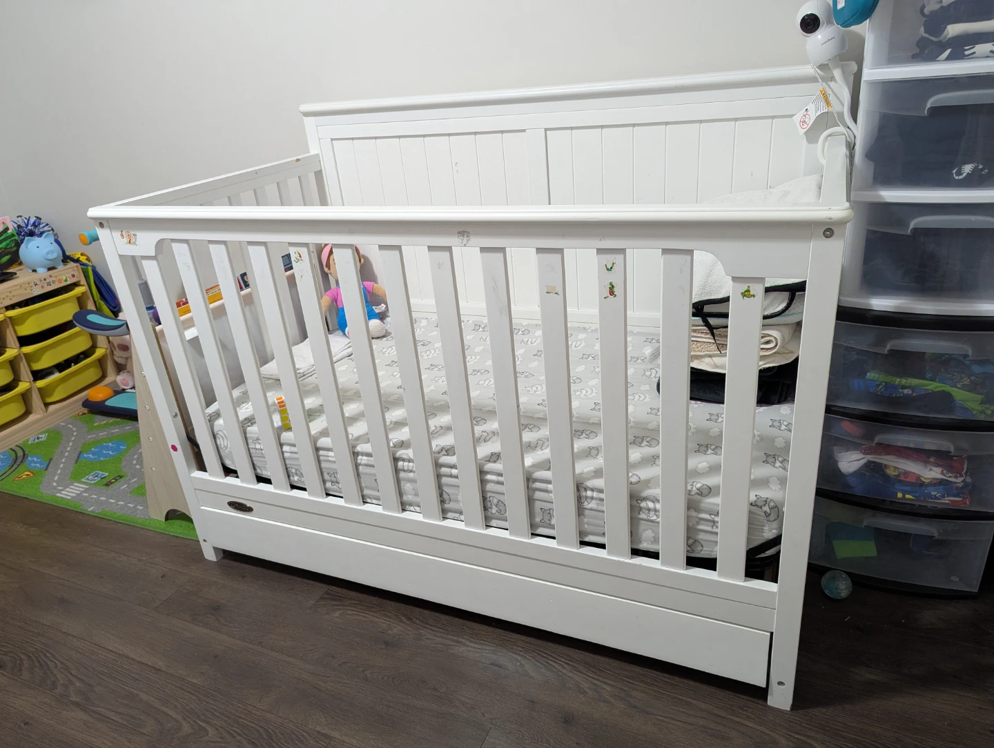 (Free) Used White Baby Crib with Storage Drawer - photo 5