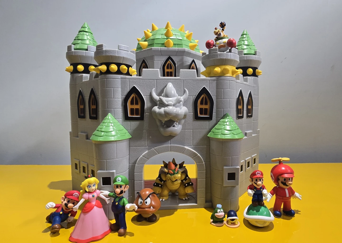 Nintendo Jakks Pacific Bowser Castle Deluxe Playset