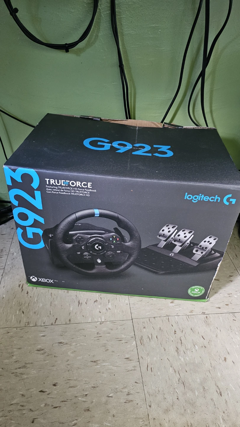 Logitech G923 TRUEFORCE Racing Wheel and Pedals for Xbox - photo 2