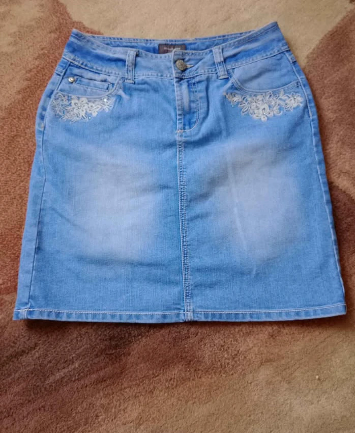 Denver Hayes Skirt with grey shorts-Size 6