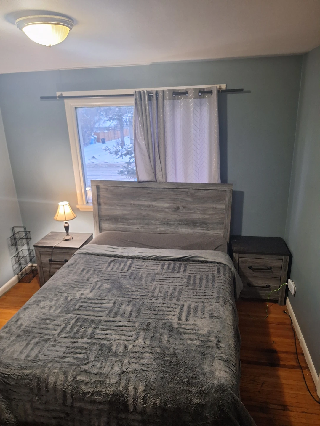 Grey Wood-Look Bedroom Set (Queen Bed, 2 Nightstands, Dresser) - photo 4