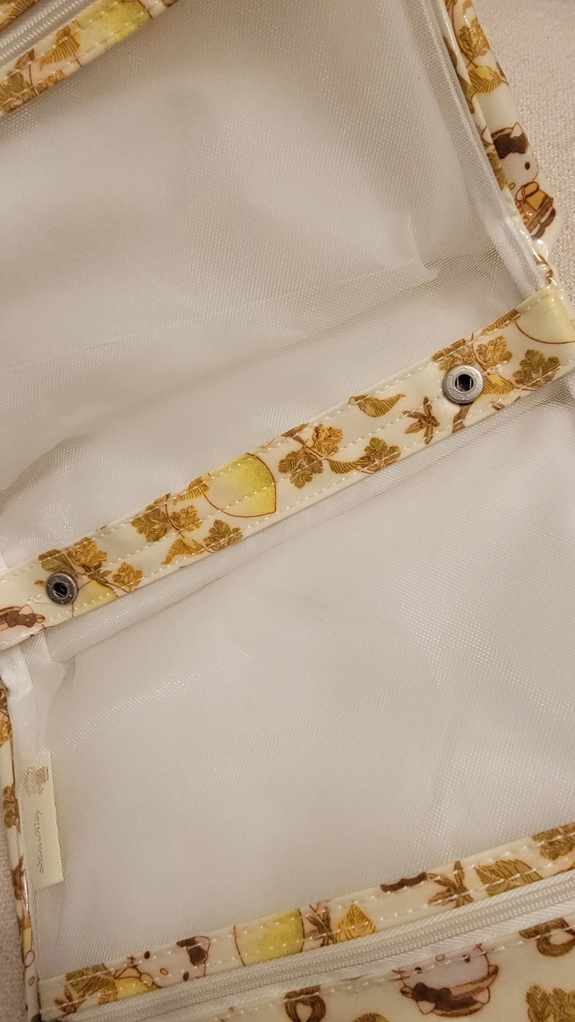Crabtree & Evelyn x Hello Kitty toiletry bag - photo 4