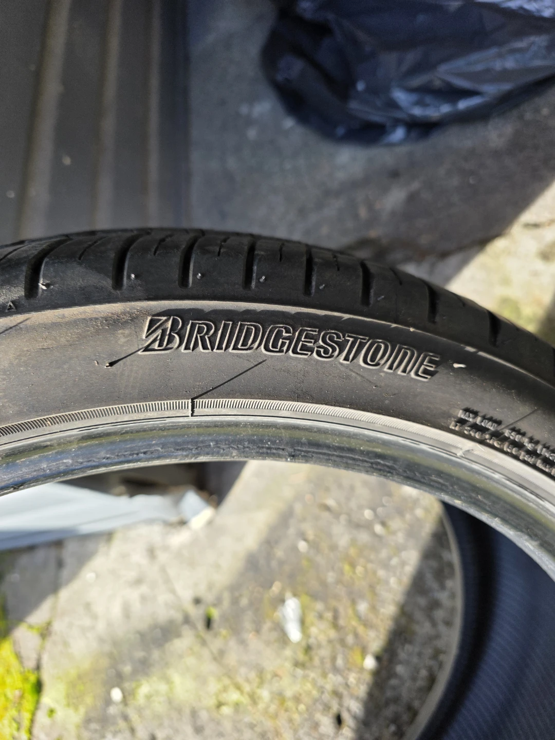 Bridgestone 225/40R19 93W Tires [3]