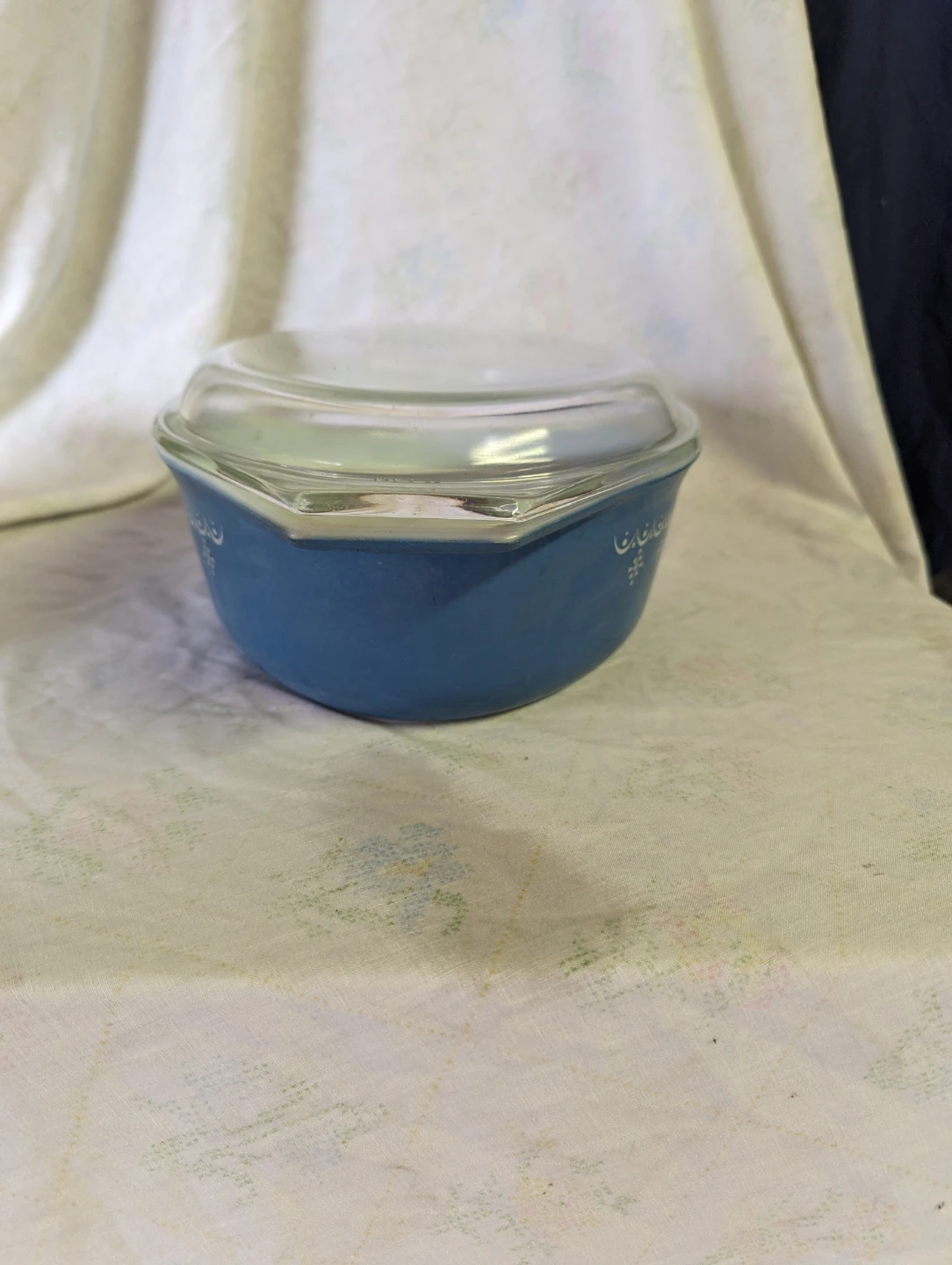 Pyrex Blue Snowflake Casserole Dish with Glass Lid - photo 3