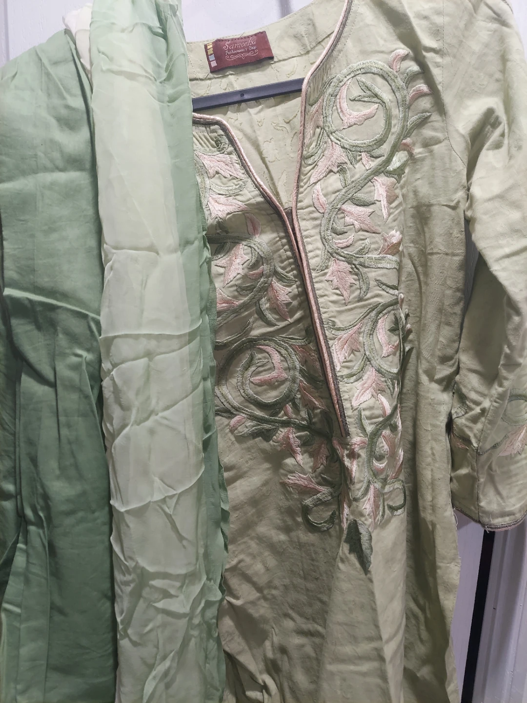 Embroidered Lawn Suit with Dupatta - photo 2
