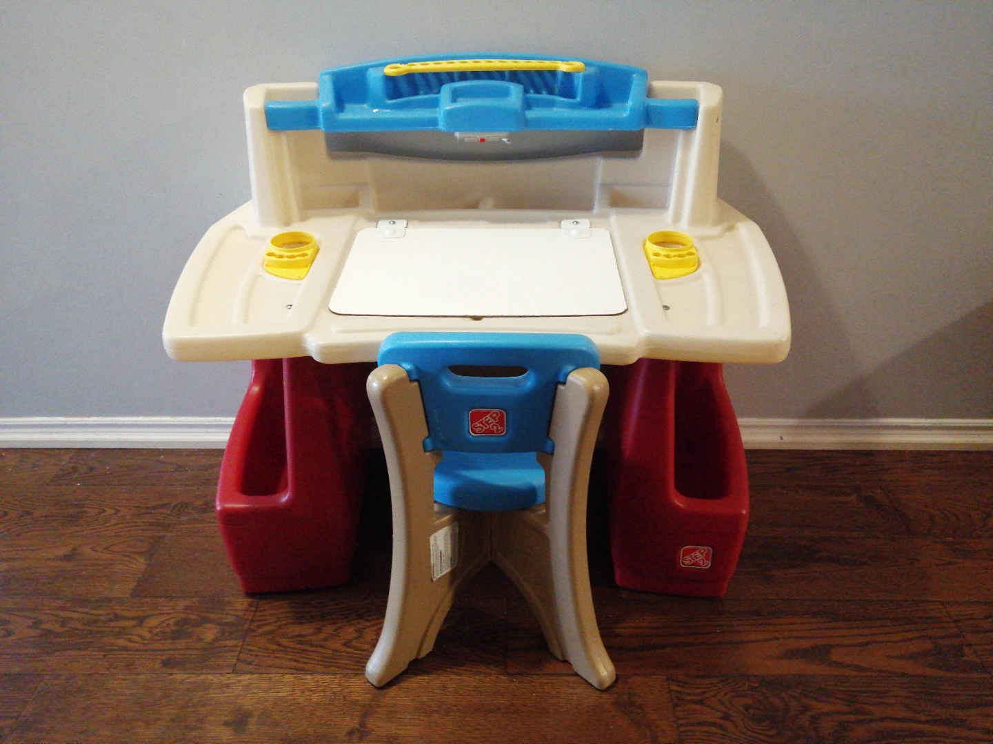 Step2 Art Desk and Chair Set