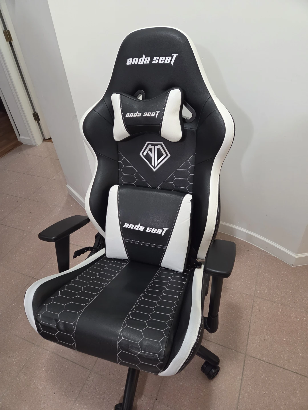 Broken Anda Seat Gaming Chair