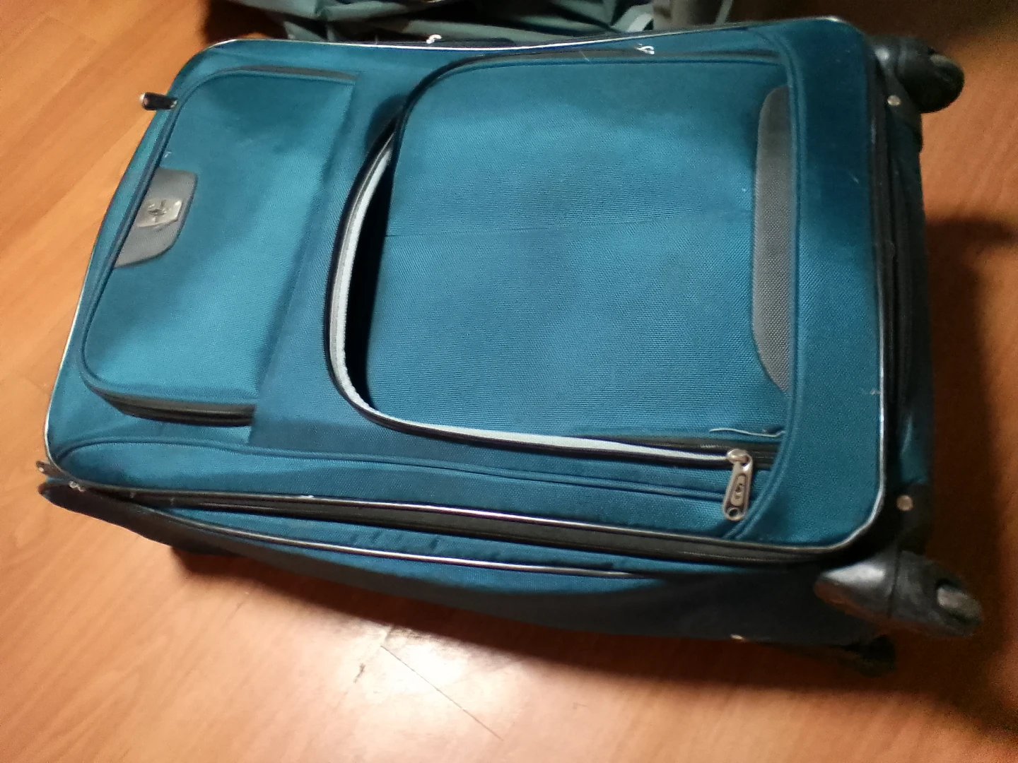 Teal Hardside Rolling Suitcase 🥕